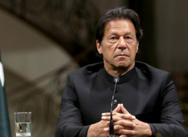 Imran Khan: Ex-PM arrested outside court in Pakistan