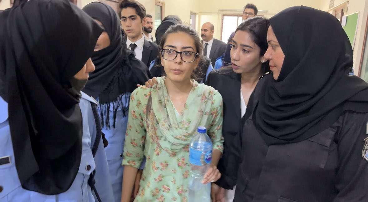 دشمن چاہتا ہے کہ میری بیٹی کے ساتھ کچھ برا ہو، شیریں مزاری