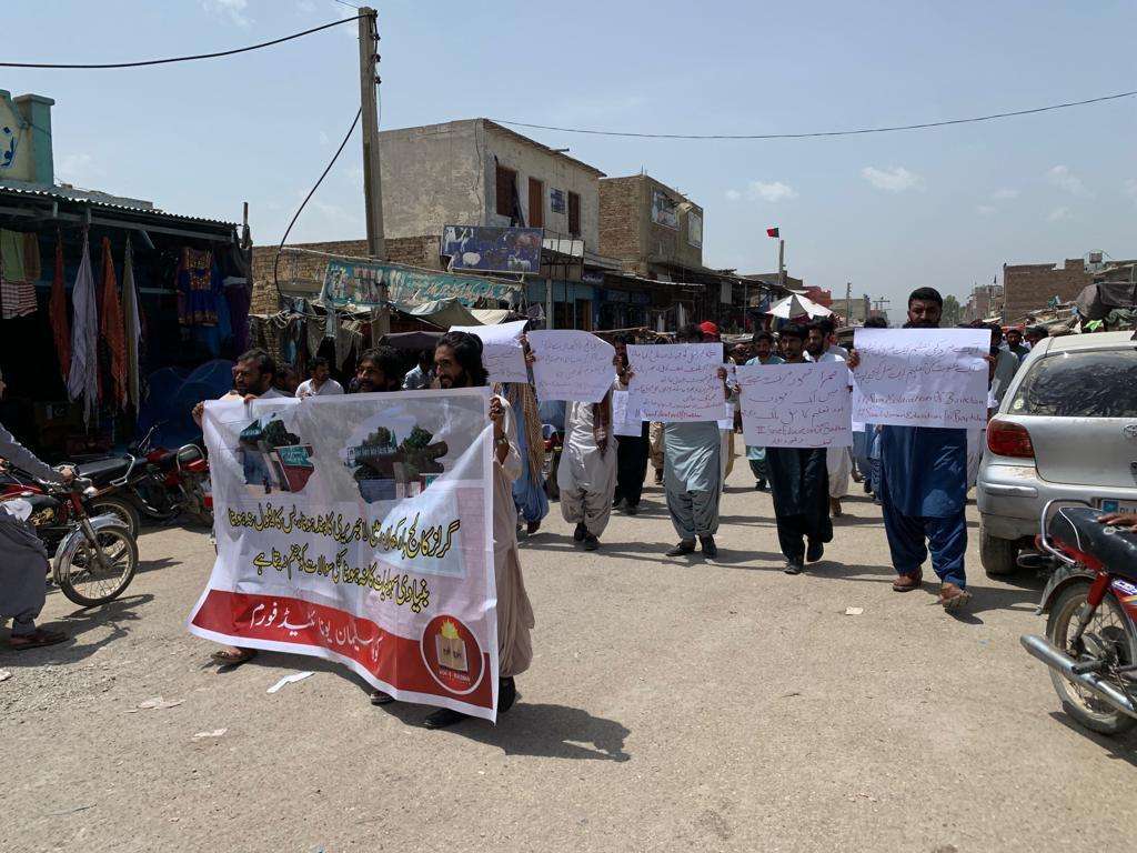 بارکھان گرلز کالج میں لیکچرارز کی کمی کو پورا کیا جائے. طلباء و طلبات کا احتجاج