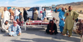 بلوچ خاتون پولیس کے ہاتھوں قتل، ورثا کا احتجاج