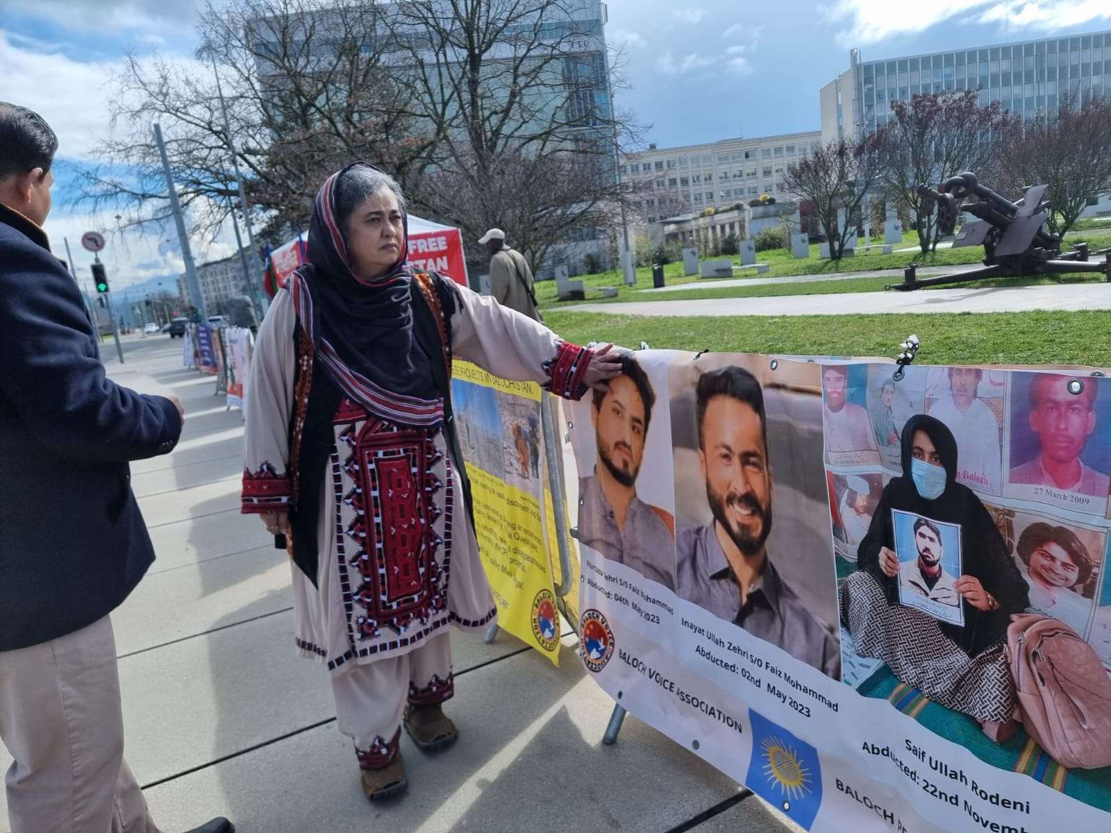 بلوچ شھیدوں، جبری لاپتہ افراد کی تصاویر اور آزاد بلوچستان کے پرچموں سے جینیواء میں سجا کیمپ، بانک ناہلہ قادری نے افتتاح کردی