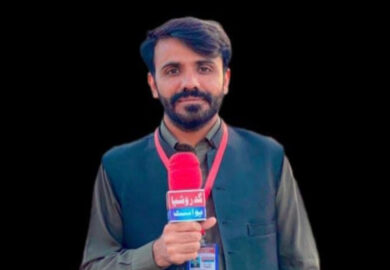 لاپتہ افراد کے لواحقین کی ریلی کی کوریج کے دوران پاکستانی فورسز کا صحافی نیاز بلوچ پر تشدد