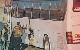 کسٹمز اہلکاروں کی گھنٹوں چیکنگ کے دوران خاتون کے بچے کا سڑک پر جنم، سردی کے باعث بچہ جانبحق، عوام میں شدید غصہ