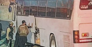 کسٹمز اہلکاروں کی گھنٹوں چیکنگ کے دوران خاتون کے بچے کا سڑک پر جنم، سردی کے باعث بچہ جانبحق، عوام میں شدید غصہ
