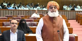 بلوچ علیحدگی کا اعلان کریں تو وہ اس پوزیشن تک پہنچ گئے ہیں۔ مولانا فضل الرحمان
