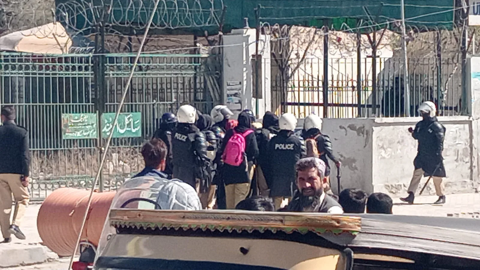 بلوچ یکجہتی کمیٹی کا احتجاج سے قبل ہی پولیس کا طاقت کا استعمال، پرامن مظاہرین پر تشدد اور گرفتاریاں