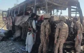 نوشکی: زخمی اہلکاروں کو ہیلی کاپٹروں کے ذریعے کوئٹہ منتقل کیا جا رہا ہے۔ حکام