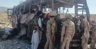 نوشکی: زخمی اہلکاروں کو ہیلی کاپٹروں کے ذریعے کوئٹہ منتقل کیا جا رہا ہے۔ حکام