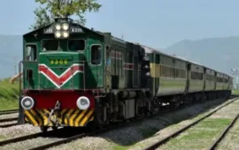 جعفر ایکسپریس ایک بار پھر جیکب آباد اسٹیشن پر روک دی گئی، مسافر مشکلات کا شکار