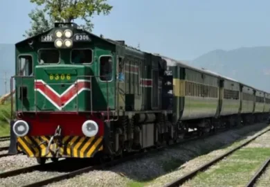 جعفر ایکسپریس ایک بار پھر جیکب آباد اسٹیشن پر روک دی گئی، مسافر مشکلات کا شکار