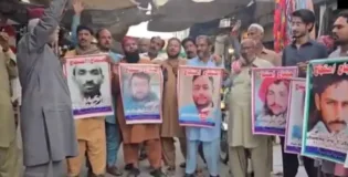 بلوچستان میں بلوچ سرمچاروں کے ہاتھوں پنجاب سے تعلق رکھنے والے ہلاک فوجی اہلکاروں کے لواحقین کا احتجاج