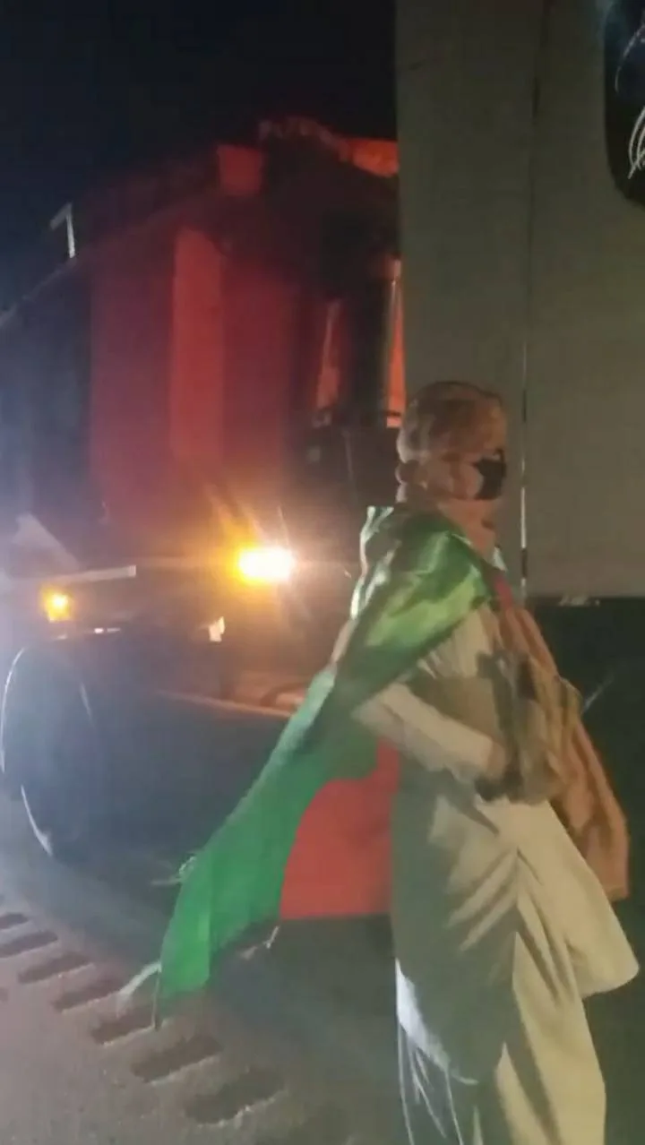لاشار: ایرانی مقبوضہ بلوچستان میں ناکہ بندی کرکے گاڑیوں کی چیکنگ کے  دوران سرمچاروں نے دشمن IRGC سے منسلک بھاری مشینری کو نذر آتش کر دیا۔