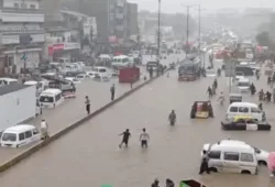 کراچی طوفانی بارش نے کراچی کو ڈبو دیا، حادثات میں 11 افراد جاں بحق، عام تعطیل کا اعلان،حب میں بھی نشیبی علاقے زیر آپ آگئے