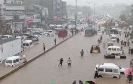 کراچی طوفانی بارش نے کراچی کو ڈبو دیا، حادثات میں 11 افراد جاں بحق، عام تعطیل کا اعلان،حب میں بھی نشیبی علاقے زیر آپ آگئے