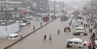 کراچی طوفانی بارش نے کراچی کو ڈبو دیا، حادثات میں 11 افراد جاں بحق، عام تعطیل کا اعلان،حب میں بھی نشیبی علاقے زیر آپ آگئے