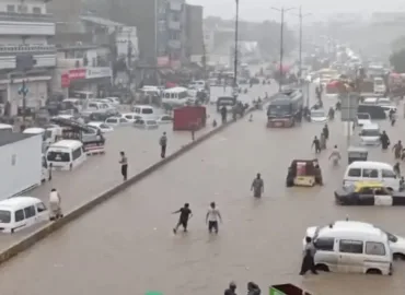 کراچی طوفانی بارش نے کراچی کو ڈبو دیا، حادثات میں 11 افراد جاں بحق، عام تعطیل کا اعلان،حب میں بھی نشیبی علاقے زیر آپ آگئے