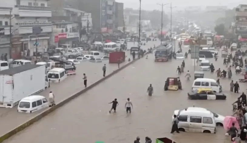 کراچی طوفانی بارش نے کراچی کو ڈبو دیا، حادثات میں 11 افراد جاں بحق، عام تعطیل کا اعلان،حب میں بھی نشیبی علاقے زیر آپ آگئے 