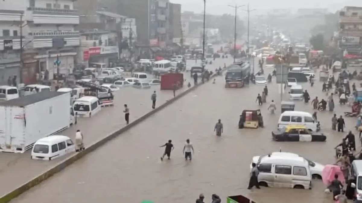 کراچی طوفانی بارش نے کراچی کو ڈبو دیا، حادثات میں 11 افراد جاں بحق، عام تعطیل کا اعلان،حب میں بھی نشیبی علاقے زیر آپ آگئے