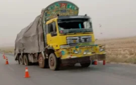 منگچر : معدنیات لے جانے والی گاڑی نذرآتش ۔ ڈرائیور ہلاک ۔