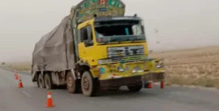 منگچر : معدنیات لے جانے والی گاڑی نذرآتش ۔ ڈرائیور ہلاک ۔