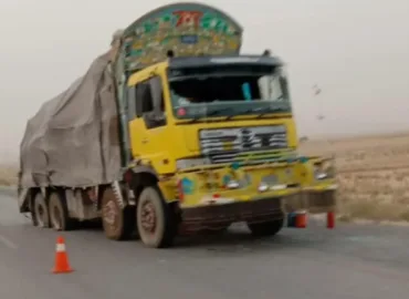 منگچر : معدنیات لے جانے والی گاڑی نذرآتش ۔ ڈرائیور ہلاک ۔