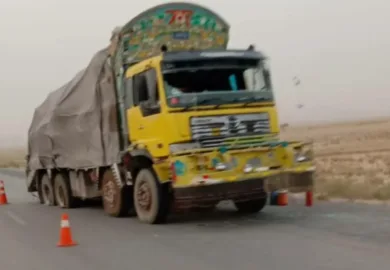 منگچر : معدنیات لے جانے والی گاڑی نذرآتش ۔ ڈرائیور ہلاک ۔