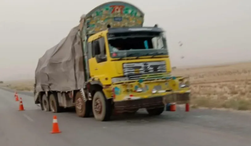 منگچر : معدنیات لے جانے والی گاڑی نذرآتش ۔ ڈرائیور ہلاک ۔