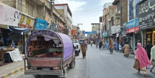 کوئٹہ ٹریفک پولیس کی نااہلی، لیاقت بازار کا نو پارکنگ زون پارکنگ ایریا میں تبدیل
