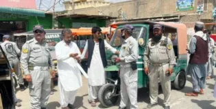 کوئٹہ میں غیر قانونی رکشوں کے خلاف کریک ڈاؤن، 10 رکشے قبضے میں، متعدد ڈرائیوروں کے چالان۔