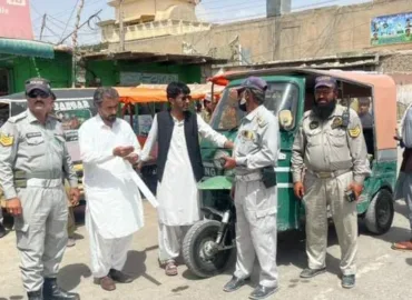 کوئٹہ میں غیر قانونی رکشوں کے خلاف کریک ڈاؤن، 10 رکشے قبضے میں، متعدد ڈرائیوروں کے چالان۔