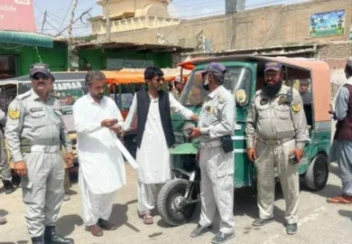 کوئٹہ میں غیر قانونی رکشوں کے خلاف کریک ڈاؤن، 10 رکشے قبضے میں، متعدد ڈرائیوروں کے چالان۔