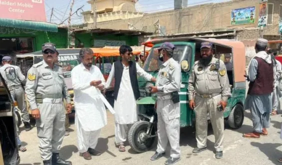 کوئٹہ میں غیر قانونی رکشوں کے خلاف کریک ڈاؤن، 10 رکشے قبضے میں، متعدد ڈرائیوروں کے چالان۔