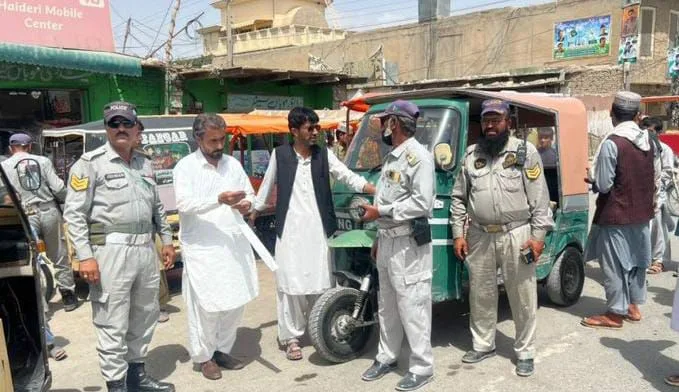 کوئٹہ میں غیر قانونی رکشوں کے خلاف کریک ڈاؤن، 10 رکشے قبضے میں، متعدد ڈرائیوروں کے چالان۔