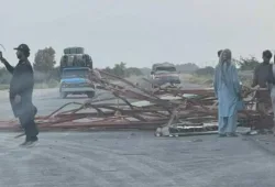 دشت: مسلح افراد کا سی پیک پر ناکہ بندی، موبائل ٹاور تباہ۔