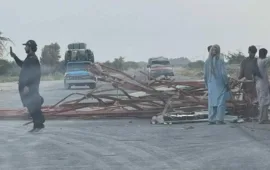 دشت: مسلح افراد کا سی پیک پر ناکہ بندی، موبائل ٹاور تباہ۔