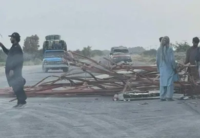 دشت: مسلح افراد کا سی پیک پر ناکہ بندی، موبائل ٹاور تباہ۔