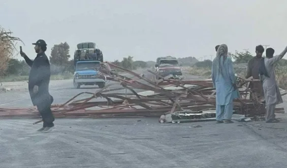 دشت: مسلح افراد کا سی پیک پر ناکہ بندی، موبائل ٹاور تباہ۔