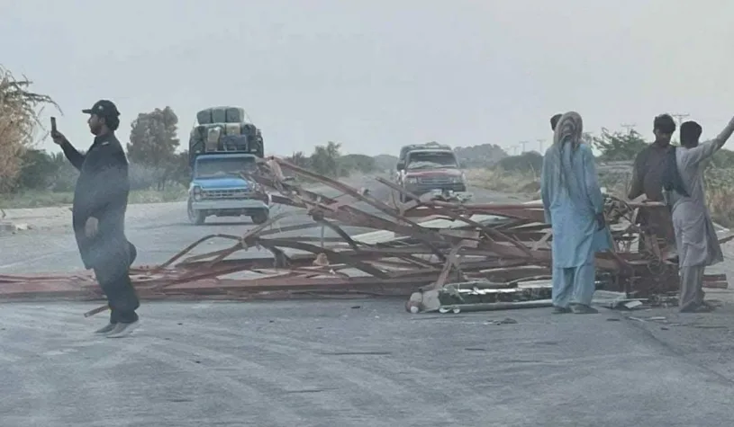 ایرانشہر دو مبینہ جاسوسی مواصلاتی ٹاورز کو آگ لگا دی گئی