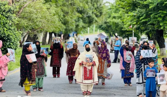 اسلام آباد زھرشانی ءِ چل ءُ یکمی روچ: مئے زھرشانی آئی دودیمیں نزام ءَ پاشک کنگ ءَ اِنت