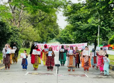 اسلام آباد میں بلوچ خاندانوں کا دھرنا 45 ویں روز میں داخل، پرامن واک پر پولیس کی ہراسانی