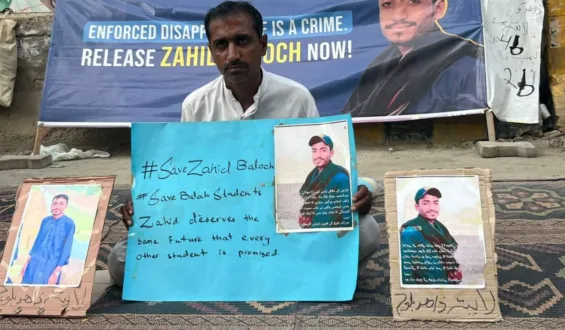 کراچی پریس کلب کے باہر زاہد علی کی بازیابی کے لیے احتجاجی کیمپ کو 30 دن مکمل