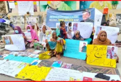 کراچی: جبری لاپتہ افراد کے لواحقین کا احتجاجی کیمپ 33 ویں روز بھی جاری