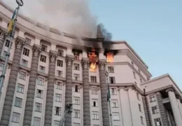 روسی حملوں میں پہلی بار یوکرینی کابینہ کی عمارت کو نشانہ بنایا گیا ہے۔ وزیرِاعظم