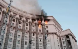 روسی حملوں میں پہلی بار یوکرینی کابینہ کی عمارت کو نشانہ بنایا گیا ہے۔ وزیرِاعظم