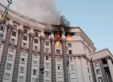 روسی حملوں میں پہلی بار یوکرینی کابینہ کی عمارت کو نشانہ بنایا گیا ہے۔ وزیرِاعظم