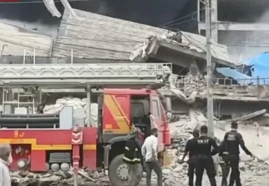 نیو کراچی صبا سینما کے قریب گارمنٹس فیکٹری کی عمارت آتشزدگی کے باعث زمین بوس ہوگئی۔