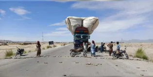 زیرو پوائنٹ آر سی ڈی شاہراہ بند، مقامی شہری کی گمشدگی پر اہل علاقہ سراپا احتجاج۔