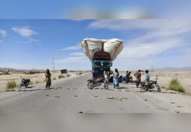 زیرو پوائنٹ آر سی ڈی شاہراہ بند، مقامی شہری کی گمشدگی پر اہل علاقہ سراپا احتجاج۔