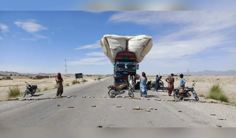 زیرو پوائنٹ آر سی ڈی شاہراہ بند، مقامی شہری کی گمشدگی پر اہل علاقہ سراپا احتجاج۔