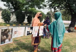 ساٹھ دن گزر گئے، مظاہرین اب بھی پیاروں کی رہائی کے منتظر